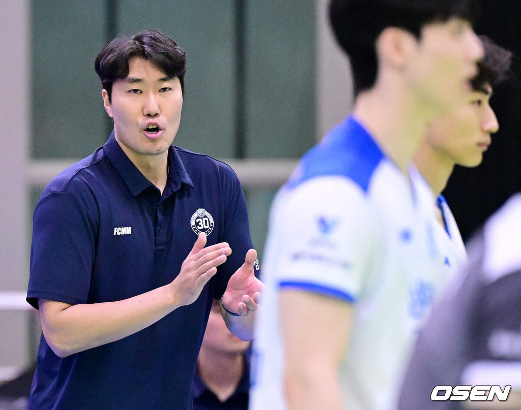 23일 경기도 수원체육관에서 ‘진에어 2025~2026 프로배구 V리그’ 남자부 한국전력과 삼성화재의 경기가 열렸다.이날 경기는 홈팀 한국전력이 세트스코어 3-2(25-27, 25-19, 23-25, 25-15, 19-17)로 승리하며 4위로 도약했다.5세트 막판 삼성화재 고준용 감독대행이 선수들을 격려하고 있다. 2025.12.23 / dreamer@osen.co.kr