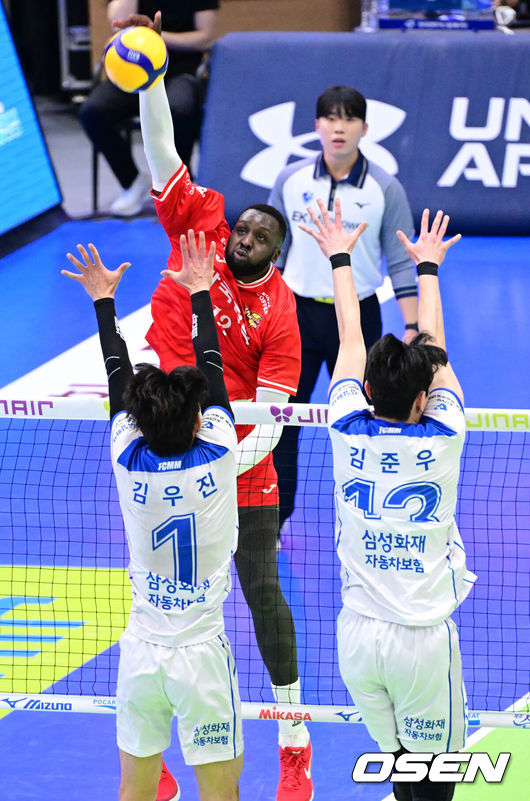 [OSEN=수원, 최규한 기자] 23일 경기도 수원체육관에서 ‘진에어 2025~2026 프로배구 V리그’ 남자부 한국전력과 삼성화재의 경기가 열렸다.홈팀 한국전력은 8승 7패 승점 22, 방문팀 삼성화재는 2승 14패 승점 7을 마크하고 있다.2세트, 한국전력 베논이 공격을 시도하고 있다. 2025.12.23 / dreamer@osen.co.kr