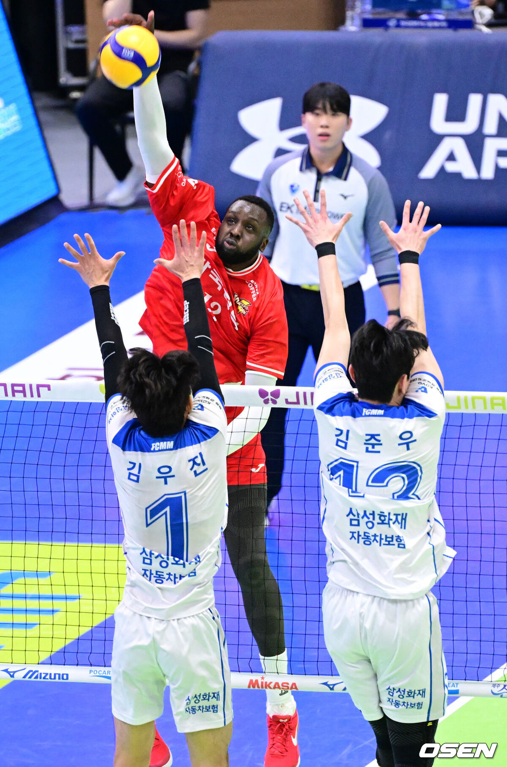 23일 경기도 수원체육관에서 ‘진에어 2025~2026 프로배구 V리그’ 남자부 한국전력과 삼성화재의 경기가 열렸다.홈팀 한국전력은 8승 7패 승점 22, 방문팀 삼성화재는 2승 14패 승점 7을 마크하고 있다.2세트, 한국전력 베논이 공격을 시도하고 있다. 2025.12.23 / dreamer@osen.co.kr