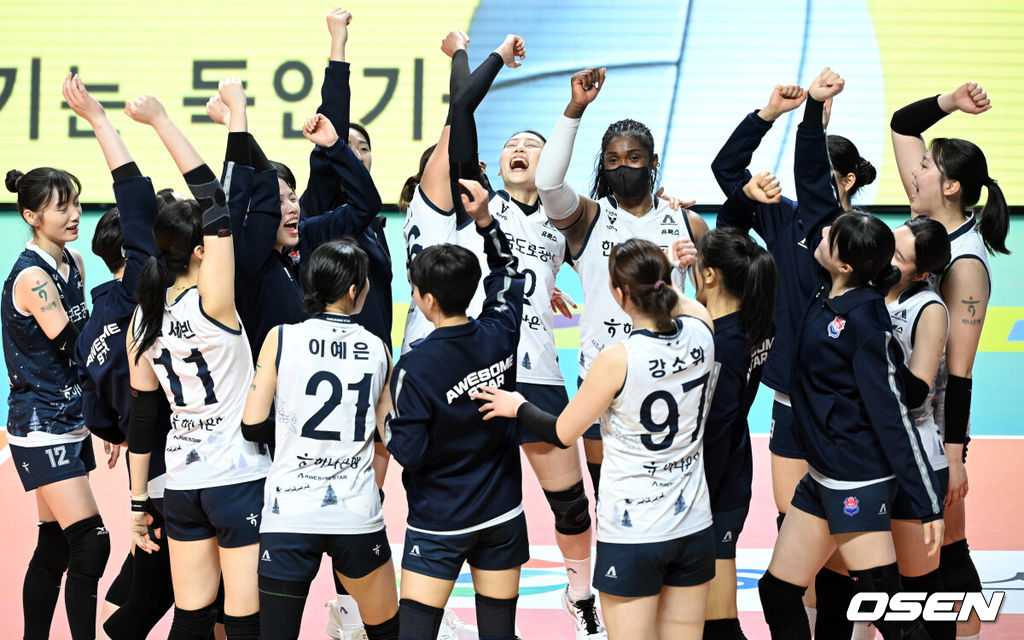 한국도로공사는 23일 서울 장충체육관에서 열린 진에어 2025~2026 V리그 여자부 3라운드 GS칼텍스와의 원정경기에서 세트스코어 3-2(21-25 21-25 25-17 25-21 15-11)로 역전승을 거뒀다.경기 종료 후 한국도로공사 선수들이 승리의 기쁨을 나누고 있다. 2025.12.23 /sunday@osen.co.kr