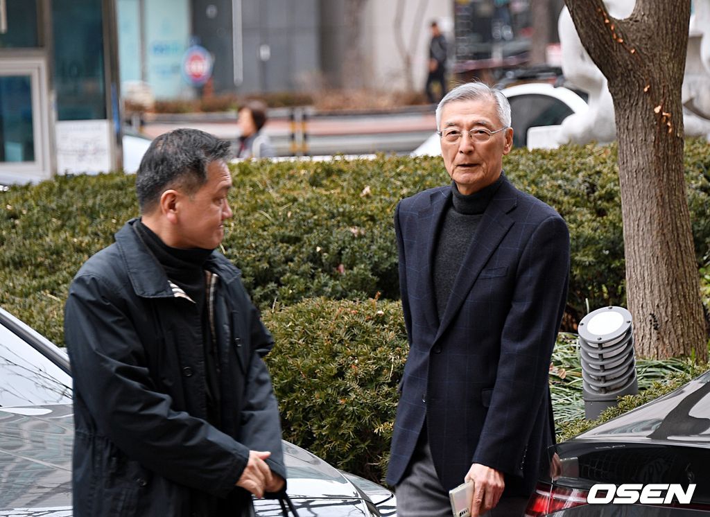 강유식 전 LG그룹 부회장(현 연암문화재단 이사장)이 23일 고(故) 구본무 LG그룹 회장의 부인 김영식 여사와 두 딸 구연경 LG복지재단 대표, 연수 씨가 구광모 회장을 상대로 제기한 ‘상속회복청구소송’ 최종 변론기일에 수행원과 함께 증인으로 출석하고 있다. 