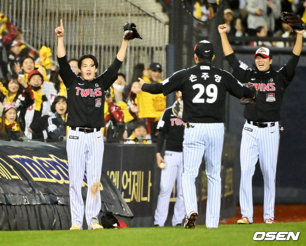 2025 시즌 통합 우승을 거머쥔 LG 트윈스가 1일 오후 서울 잠실야구장에서 ‘한국시리즈 통합우승 IN 잠실' 행사를 가졌다.이날 행사에는 팬들을 위한 트로피 퍼포먼스, 선수단 그라운드 행진, 비하인드 스몰토크, 선수단 샴페인 샤워, 이벤트 매치 등 다양한 프로그램이 펼쳐졌다.팬들을 위한 이벤트 경기에서 LG 임찬규가 호수비를 한 후 기뻐하고 있다 2025.11.01 / rumi@osen.co.kr