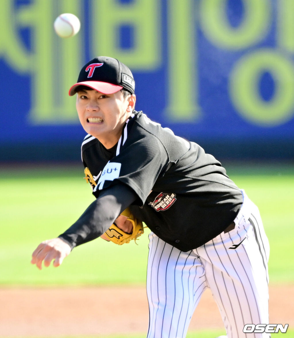 11일 수원 KT위즈파크에서 ‘2023 신한은행 SOL KBO 포스트시즌 한국시리즈’ 4차전 KT 위즈와 LG 트윈스의 경기가 열렸다. 1회말 LG 선발 김윤식이 힘차게 공을 뿌리고 있다. 2023.11.11 / dreamer@osen.co.kr