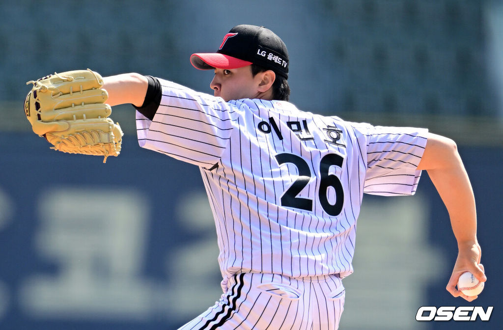 27일 오후 서울 잠실야구장에서 ‘2023 신한은행 SOL KBO리그’ LG 트윈스와 SSG 랜더스의 시범경기가 열렸다.1회 LG 이민호가 역투하고 있다. 2023.03.27 /jpnews@osen.co.kr