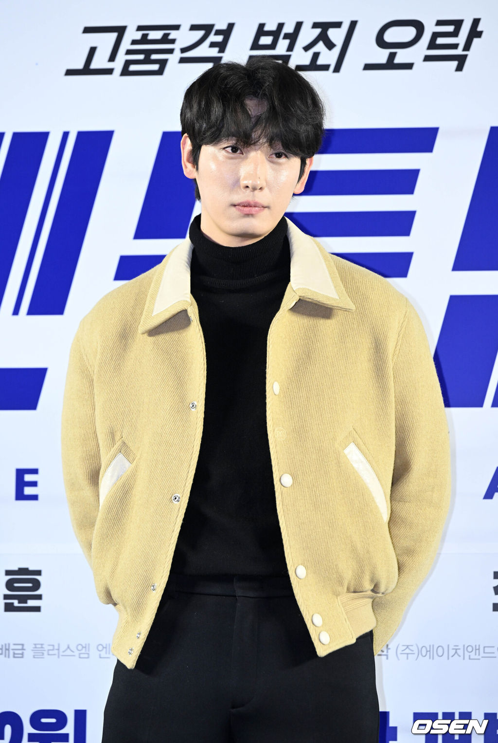 21일 오후 서울 송파구 롯데시네마 월드타워에서 영화 ‘젠틀맨(감독 김경원)’ 쇼케이스 및 VIP 포토월 행사가 열렸다.‘젠틀맨’은 성공률 100% 흥신소 사장 지현수(주지훈)가 실종된 의뢰인을 찾기 위해 검사 행세를 하며 불법, 합법 따지지 않고 나쁜 놈들을 쫓는 범죄 오락 영화. 오는 28일 극장 개봉 예정이다.배우 윤박이 포즈를 취하고 있다. 2022.12.21 /cej@osen.co.kr