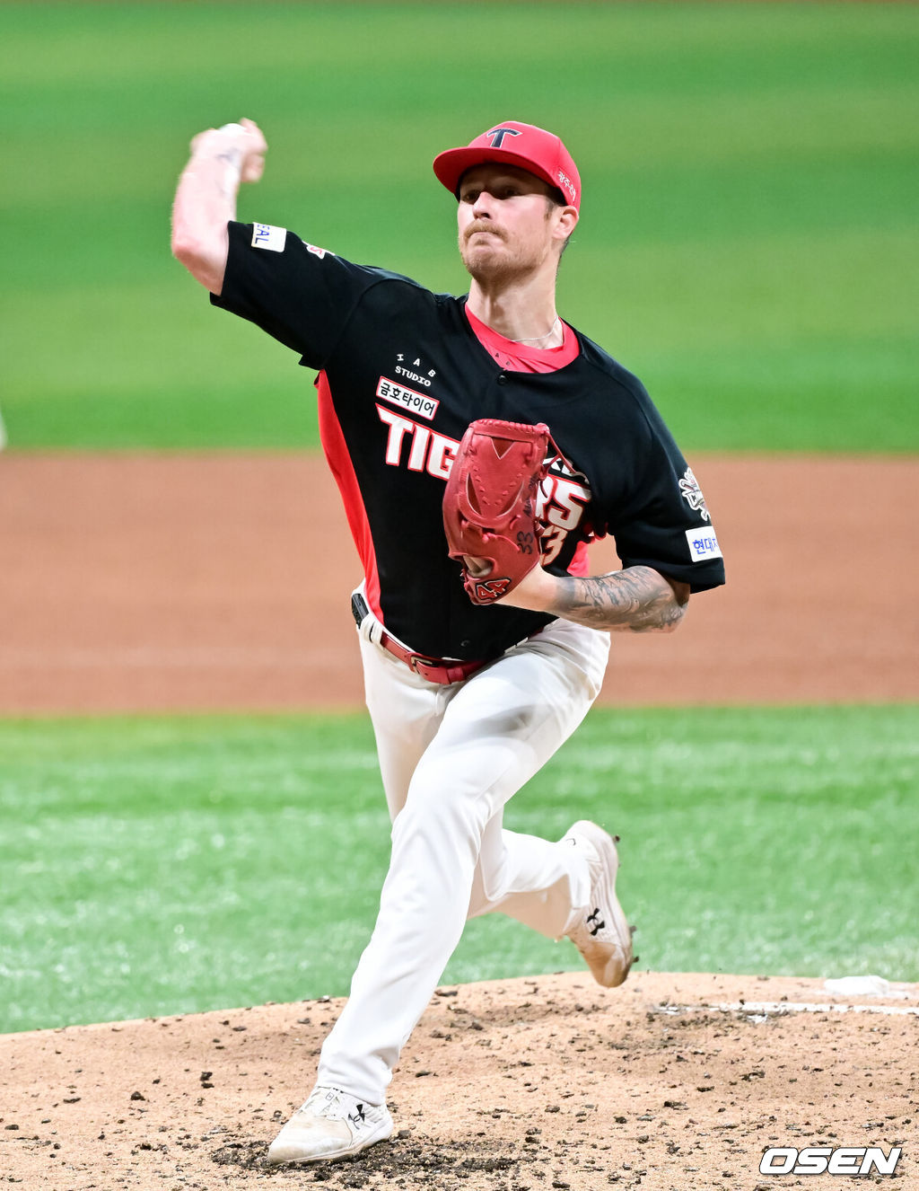 24일 오후 서울 고척스카이돔에서 ‘2025 신한 SOL BANK KBO리그’ 키움 히어로즈와 KIA 타이거즈의 경기가 진행됐다.이날 경기에서 키움은 하영민을, KIA는 올러 선발투수로 내세웠다.  4회말 KIA 선발투수 올러가 역투하고 있다.   2025.09.24 / soul1014@osen.co.kr