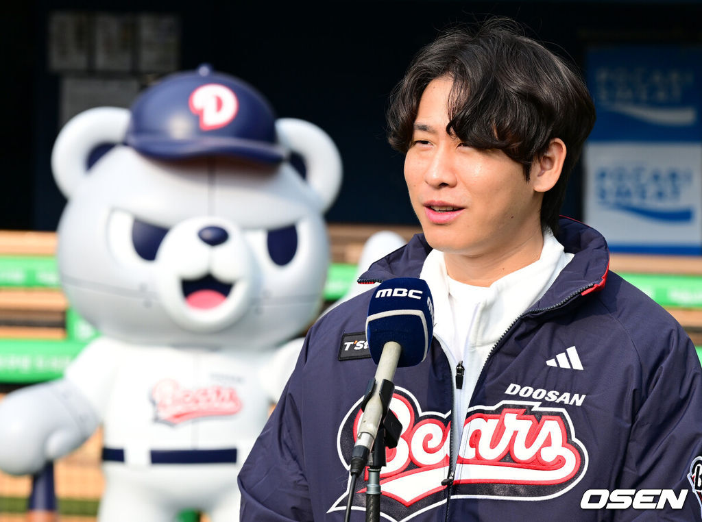 프로야구 두산 베어스가 23일 오후 서울 잠실야구장에서 ‘2025 곰들의 모임’을 개최했다.곰들의 모임은 한 시즌 동안 변함없는 응원을 보내준 최강 10번타자 팬들에게 감사의 마음을 전하기 위해 마련된 팬 페스티벌이다.4년 최대 80억 원 초대형 FA 계약을 통해 두산으로 이적한 박찬호가 행사에 앞서 방송 인터뷰를 하고 있다. 2025.11.23 /jpnews@osen.co.kr