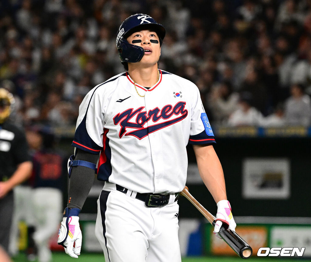 16일 오후 일본 도쿄돔에서  ‘2025 NAVER K-BASEBALL SERIES’ 대한민국과 일본의 2차전 경기가 열렸다.한국은 정우주, 일본은 카네마루 유메토를 선발투수로 내세웠다.6회말 2사 1,2루에서 대한민국 송성문이 삼진으로 물러나며 아쉬워하고 있다. 2025.11.16 /cej@osen.co.kr