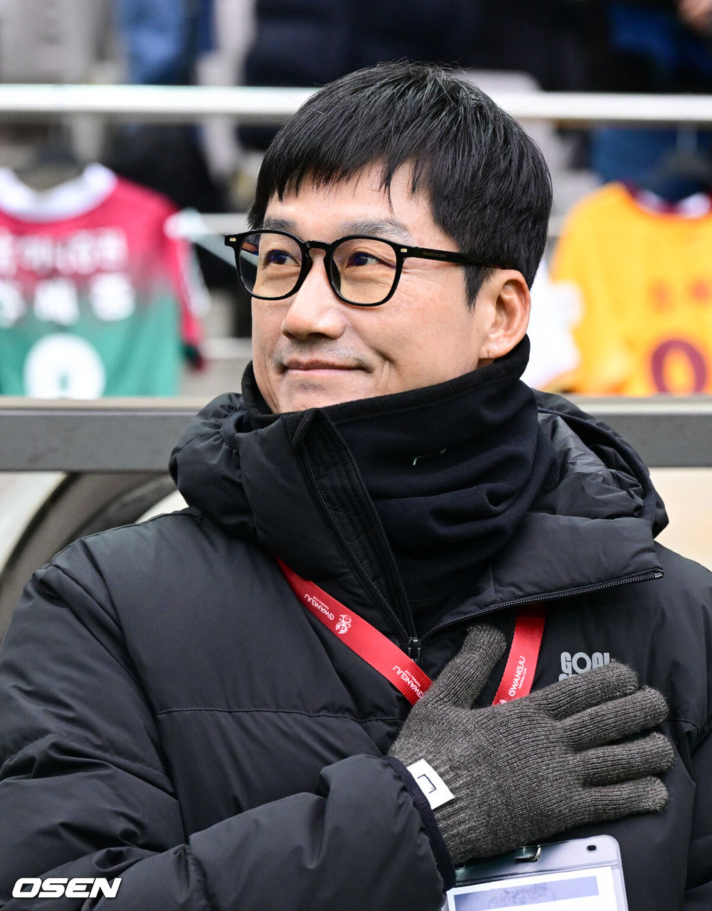 2025 하나은행 코리아컵 전북FC와 광주FC의 결승전이 6일 서울 마포구 서울월드컵경기장에서 열렸다.시민구단 광주는 사상 첫 코리안컵 우승에 도전, 전북은 올해 K리그1 우승에 이어 두 번째 더블을 노린다.이정효 감독이 애국가를 제창하고 있다. 2025.12.06 /cej@osen.co.kr