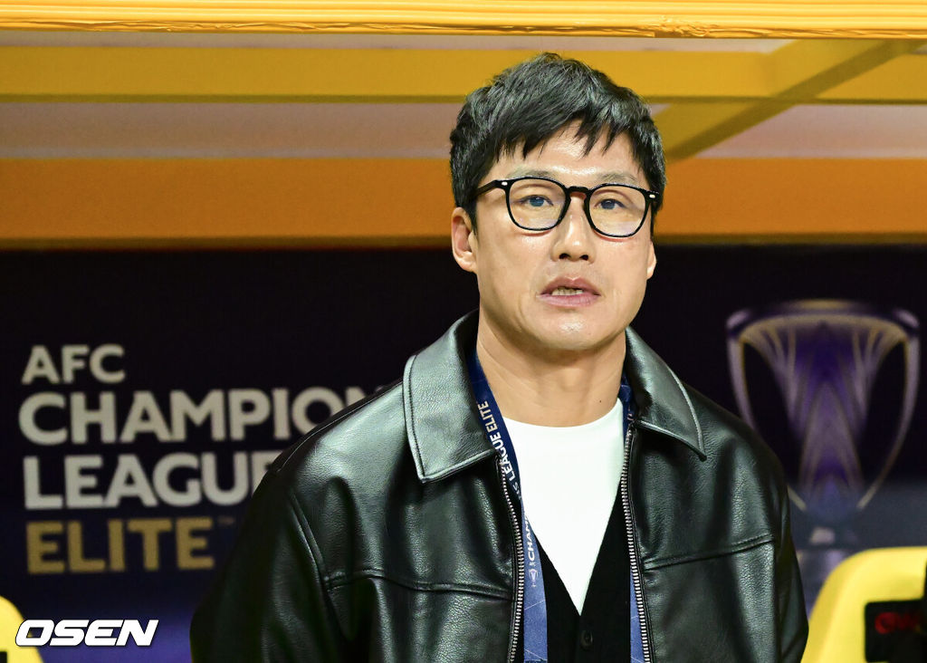 12일 오후 광주월드컵경기장에서 2024-25 아시아축구연맹(AFC) 챔피언스리그 엘리트(ACLE) 16강 2차전 광주 FC와 일본 비셀 고베의 경기가 열렸다. 광주는 지난 5일 고베 원정에서 펼쳐진 16강 1차전에서 0-2로 패배, 2차전에서 3골 차 이상 승리를 거둬야 8걍으로 진출한다. 광주 이정효 감독이 그라운드를 주시하고 있다. 2025.03.12 / ksl0919@osen.co.kr  