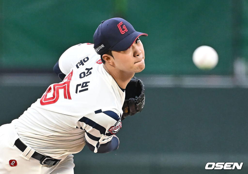 20일 부산 사직야구장에서 2025 신한 SOL 뱅크 KBO 리그 롯데 자이언츠와 LG 트윈스의 경기가 열렸다. 홈팀 롯데는 윤성빈, 방문팀 LG는 송승기가 선발 출전했다.롯데 자이언츠 선발 투수 윤성빈이 역투하고 있다. 2025.05.20 / foto0307@osen.co.kr