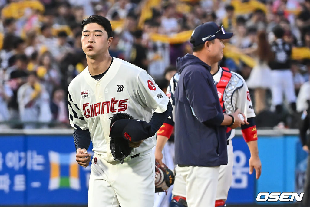20일 부산 사직야구장에서 2025 신한 SOL 뱅크 KBO 리그 롯데 자이언츠와 LG 트윈스의 경기가 열렸다. 홈팀 롯데는 윤성빈, 방문팀 LG는 송승기가 선발 출전했다.롯데 자이언츠 선발 투수 윤성빈이 2회초 6실점 후 교체되고 있다. 2025.05.20 / foto0307@osen.co.kr