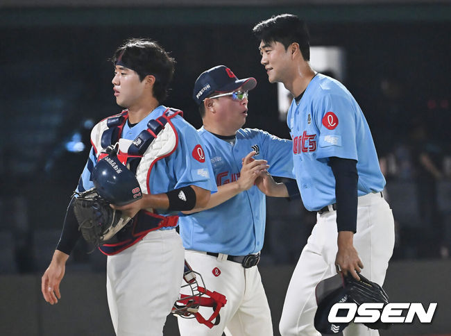 [OSEN=부산, 이석우 기자] 31일 부산 사직야구장에서 2025 신한 SOL 뱅크 KBO 리그 롯데 자이언츠와 NC 다이노스의 경기가 열렸다. 홈팀 롯데는 데이비슨이, 방문팀 NC는 김녹원이 선발 출전했다.롯데 자이언츠 김태형 감독이 NC 다이노스에 11-5로 승리한 후 손성빈, 윤성빈과 기쁨을 나누고 있다. 2025.07.31 / foto0307@osen.co.kr