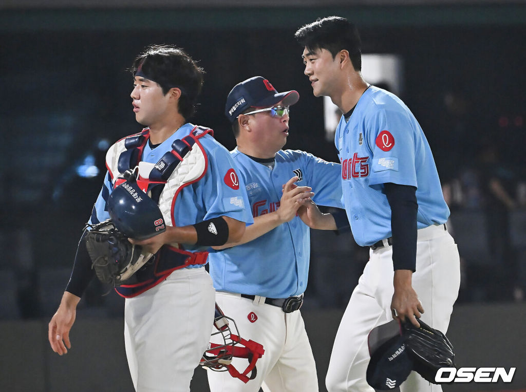 31일 부산 사직야구장에서 2025 신한 SOL 뱅크 KBO 리그 롯데 자이언츠와 NC 다이노스의 경기가 열렸다. 홈팀 롯데는 데이비슨이, 방문팀 NC는 김녹원이 선발 출전했다.롯데 자이언츠 김태형 감독이 NC 다이노스에 11-5로 승리한 후 손성빈, 윤성빈과 기쁨을 나누고 있다. 2025.07.31 / foto0307@osen.co.kr