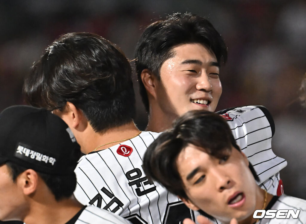 26일 부산 사직야구장에서 2025 신한 SOL 뱅크 KBO 리그 롯데 자이언츠와 KIA 타이거즈의 경기가 열렸다. 홈팀 롯데는 이민석이, 방문팀 KIA는 이의리가 선발 출전했다.롯데 자이언츠 윤성빈이 KIA 타이거즈에 9-4로 승리한 후 최준용, 김원중과 기쁨을 나누고 있다. 2025.07.26 / foto0307@osen.co.kr