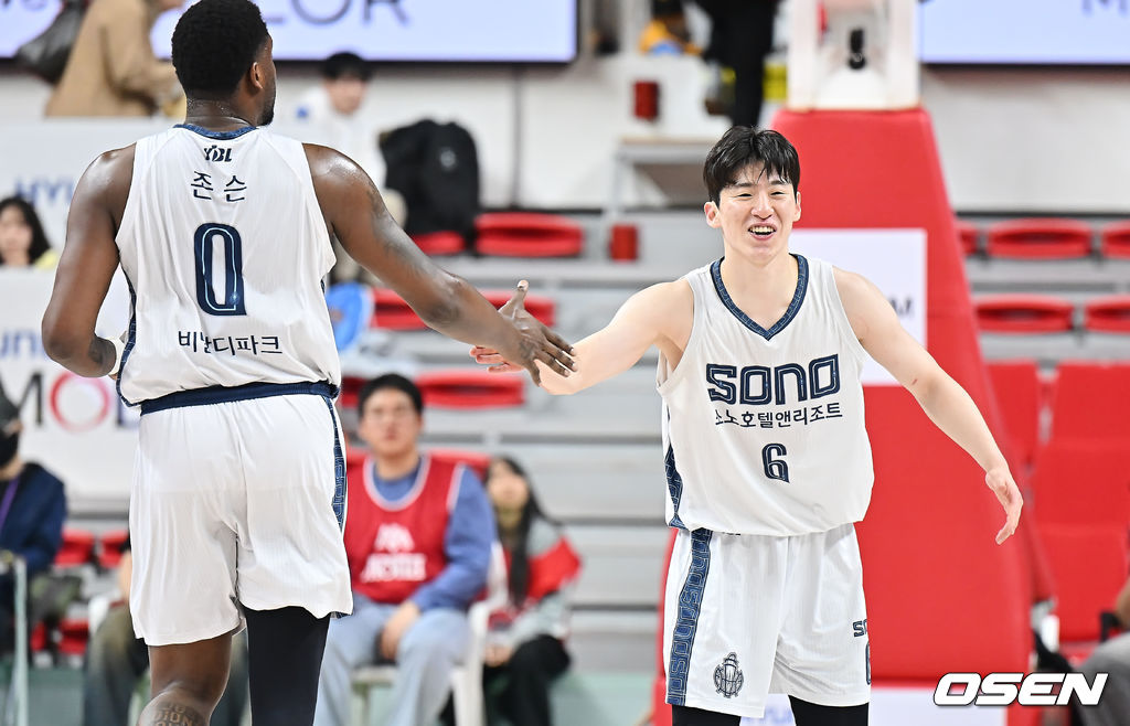 25일 울산 동천체육관에서 2025-2026 LG전자 프로농구 울산 현대모비스와 고양 소노의 경기가 열렸다.  8승 15패로 8위에 나란히 선 울산 현대모비스와 고양 소노의 세 번째 맞대결은 연패를 끊고 반등에 나선 현대모비스와 4연패에 빠진 소노의 상반된 흐름이 맞부딪히는 승부다.고양 소노 이정현이 3점슛을 성공시키고 존슨과 하이파이브를 하고 있다. 2025.12.25 / foto0307@osen.co.kr