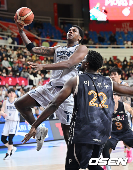 [OSEN=울산, 이석우 기자] 25일 울산 동천체육관에서 2025-2026 LG전자 프로농구 울산 현대모비스와 고양 소노의 경기가 열렸다.  8승 15패로 8위에 나란히 선 울산 현대모비스와 고양 소노의 세 번째 맞대결은 연패를 끊고 반등에 나선 현대모비스와 4연패에 빠진 소노의 상반된 흐름이 맞부딪히는 승부다.고양 소노 네이던 나이트가 울산 현대모비스 존 이그부누의 마크를 피해 골밑슛을 시도하고 있다. 2025.12.25 / foto0307@osen.co.kr