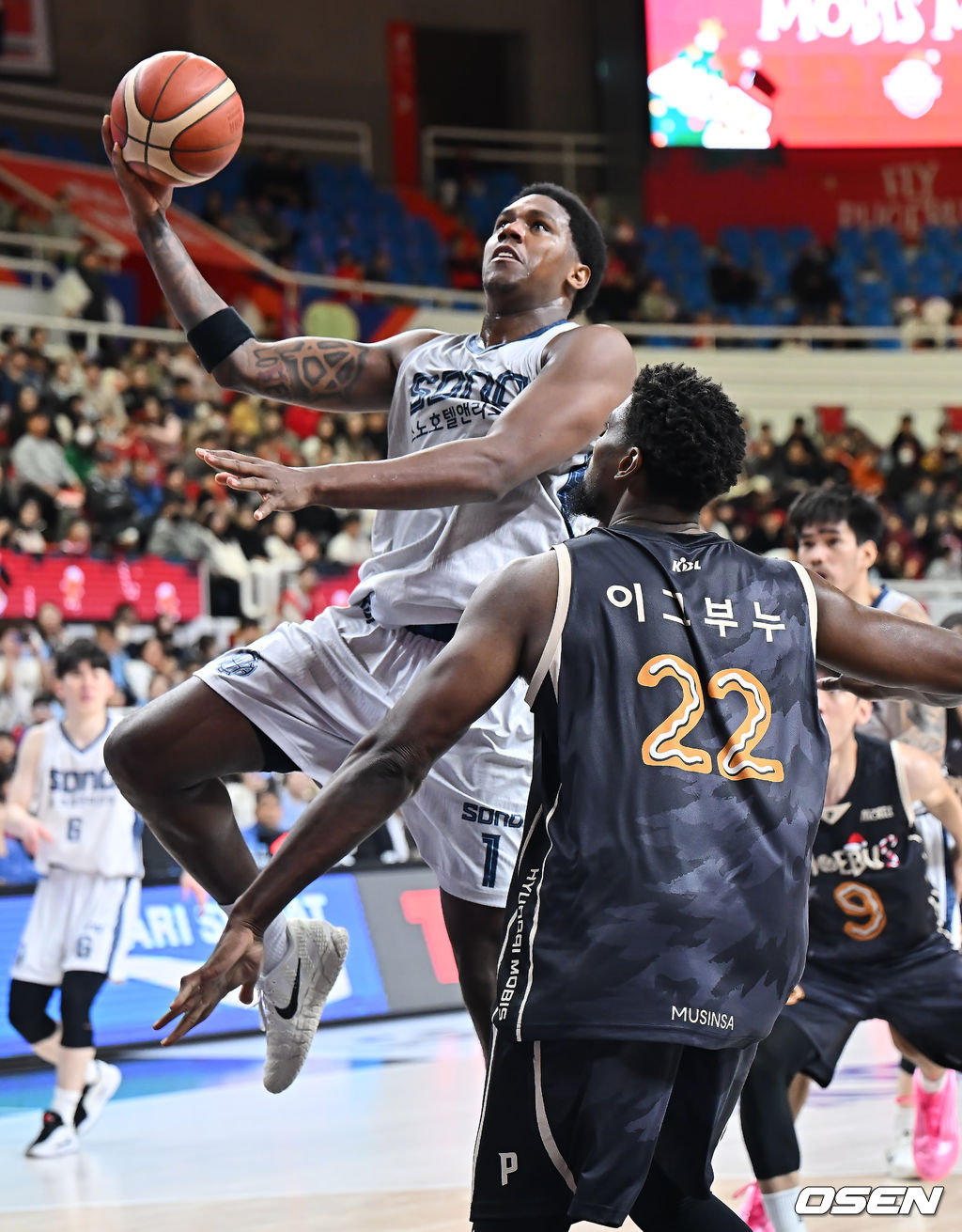 25일 울산 동천체육관에서 2025-2026 LG전자 프로농구 울산 현대모비스와 고양 소노의 경기가 열렸다.  8승 15패로 8위에 나란히 선 울산 현대모비스와 고양 소노의 세 번째 맞대결은 연패를 끊고 반등에 나선 현대모비스와 4연패에 빠진 소노의 상반된 흐름이 맞부딪히는 승부다.고양 소노 네이던 나이트가 울산 현대모비스 존 이그부누의 마크를 피해 골밑슛을 시도하고 있다. 2025.12.25 / foto0307@osen.co.kr