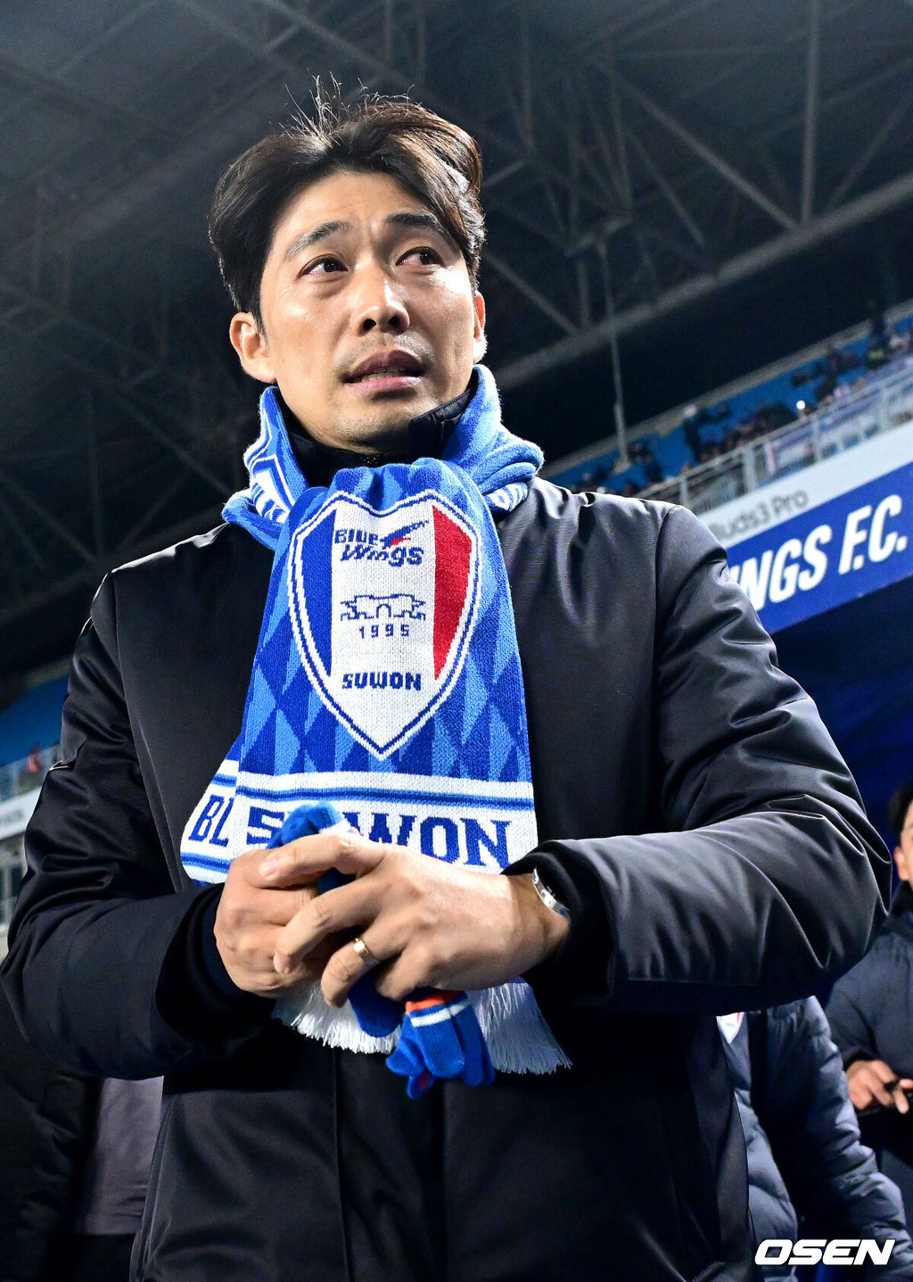 3일 오후 경기도 수원월드컵경기장에서 ‘K리그 승강 플레이오프(PO)’ 1차전 수원 삼성과 제주 SK의 경기가 열렸다.K리그1 11위인 제주와 K리그2 2위인 수원의 격돌이다. 1부리그의 주인공을 정하는 이번 승강 PO는 홈 앤드 어웨이 방식으로 치러진다. 3일 수원에서 1차전을 치른 뒤 7일 제주월드컵경기장으로 장소를 옮겨 2차전을 벌인다.경기를 앞두고 수원 변성환 감독이 입장하고 있다. 2025.12.03 / dreamer@osen.co.kr