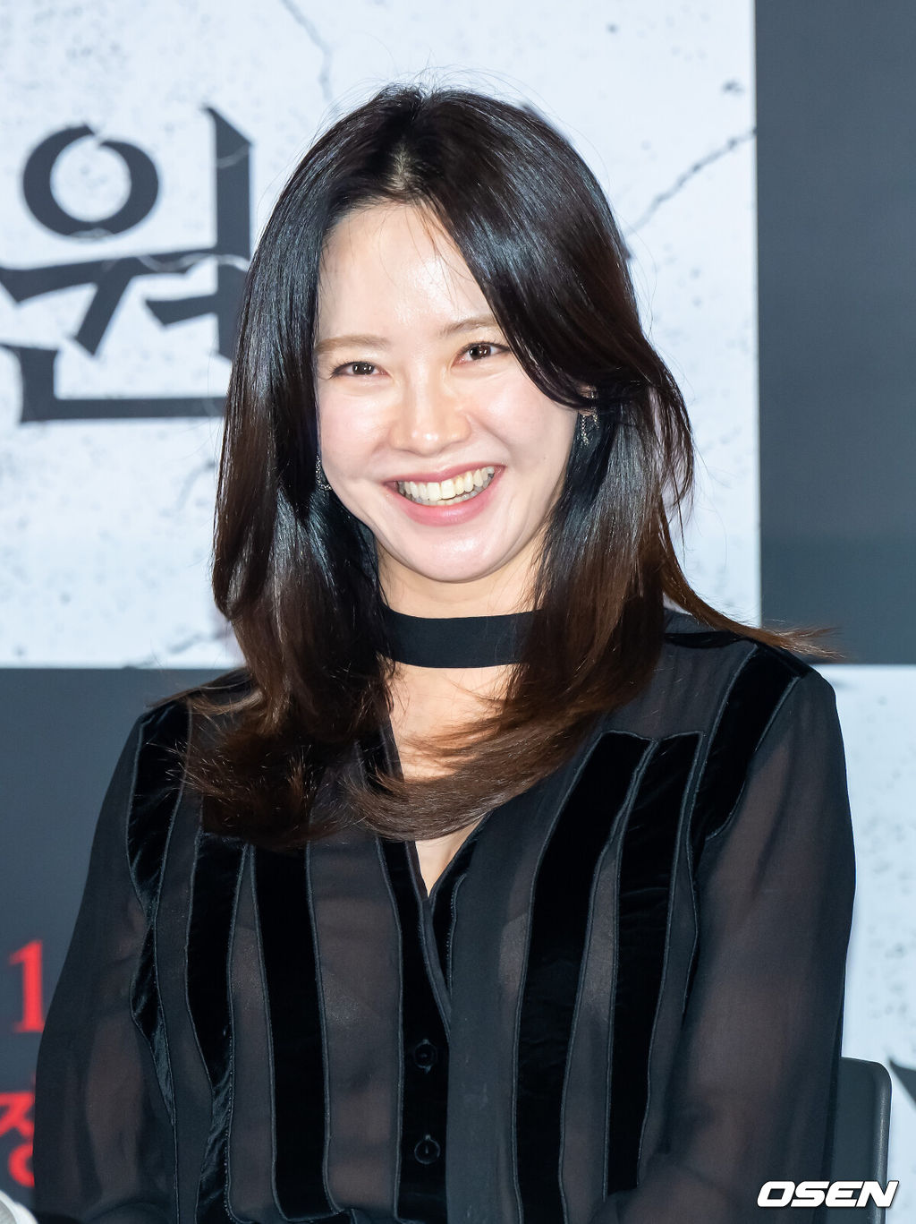 22일 오후 서울 용산아이파크몰 내 용산 CGV에서 영화 '구원자' 언론시사회가 진행됐다.영화 ‘구원자’는 축복의 땅 오복리로 이사 온 ‘영범’과 ‘선희’에게 기적 같은 일이 벌어지고, 이 모든 것이 누군가 받은 불행의 대가임을 알게 되면서 벌어지는 미스터리 오컬트로 배우 김병철과 송지효, 김히어라가 출연한다.배우 송지효가 미소 짓고 있다.  2025.10.22 / soul1014@osen.co.kr