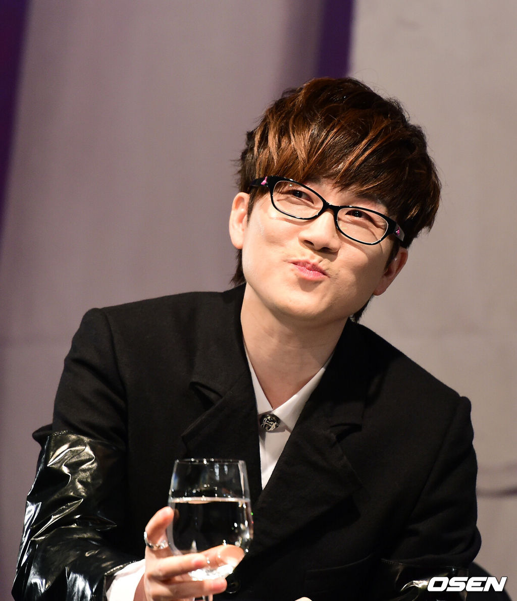 20일 오후 서울 삼성동 그랜드인터컨티넨탈에서 서태지 정규 9집 '콰이어트 나이트' 발매 기념 기자회견이 열렸다.서태지가 기자회견 도중 물을 마시고 있다.5년 만에 발매된 서태지의 정규 9집 '콰이어트 나이트'는 1년에 걸친 온전한 휴식, 1년에 걸친 앨범 및 곡 구상, 꼬박 2년 반의 치열한 스튜디오 작업을 통해 완성됐다. 서태지는 이번 앨범에 타이틀곡 '크리스말로윈(ChristMalo.Win)'과 선공개곡 '소격동'을 포함해 총 9트랙을 담았다. 서태지는 각각의 노래를 선명한 멜로디와 장르를 규정할 수 없는 독특한 스타일의 노래들로 채워 '서태지'라는 장르를 다시 한 번 정의했다.서태지는 기자회견 후 뉴스 매체 인터뷰에 참여하며, 오는 25일에는 MBC를 통해 컴백 공연이 실황 중계된다./jpnews@osen.co.kr