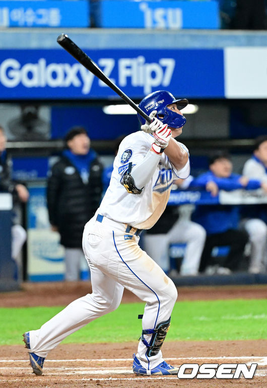 [OSEN=대구, 최규한 기자] 22일 대구 삼성라이온즈파크에서 ‘2025 신한 SOL Bank KBO리그’ 포스트시즌 플레이오프 4차전 삼성 라이온즈와 한화 이글스의 경기가 열렸다.삼성은 원태인, 한화는 정우주를 선발로 내세웠다.6회말 1사 1, 3루 상황 삼성 김영웅이 동점 우월 스리런포를 날리고 있다. 2025.10.22 / dreamer@osen.co.kr