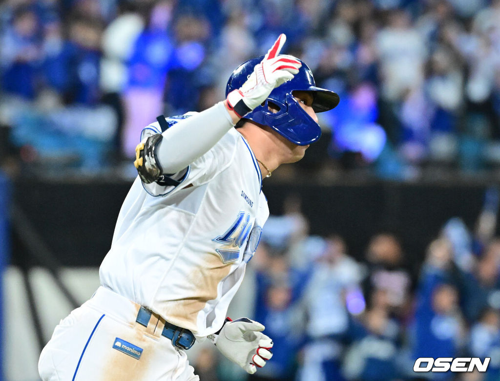 22일 대구 삼성라이온즈파크에서 ‘2025 신한 SOL Bank KBO리그’ 포스트시즌 플레이오프 4차전 삼성 라이온즈와 한화 이글스의 경기가 열렸다.삼성은 원태인, 한화는 정우주를 선발로 내세웠다.6회말 1사 1, 3루 상황 삼성 김영웅이 한화 김서현을 상대로 동점 우월 스리런포를 날리고 그라운드를 돌며 기뻐하고 있다. 2025.10.22 / dreamer@osen.co.kr