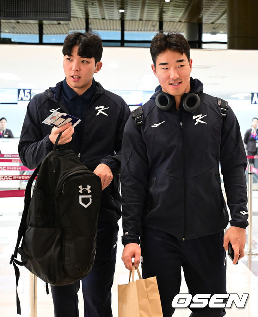 [OSEN=김포공항, 조은정 기자]류지현 감독이 이끄는 대한민국 야구 대표팀이 12일 김포국제공항을 통해 일본 도쿄로 출국했다.대표팀은 오는 15~16일 양일에 걸쳐 도쿄돔에서 일본 대표팀과 평가전 2경기를 치른다.김영웅, 안현민이 출국장으로 향하고 있다. 2025.11.12 /cej@osen.co.kr