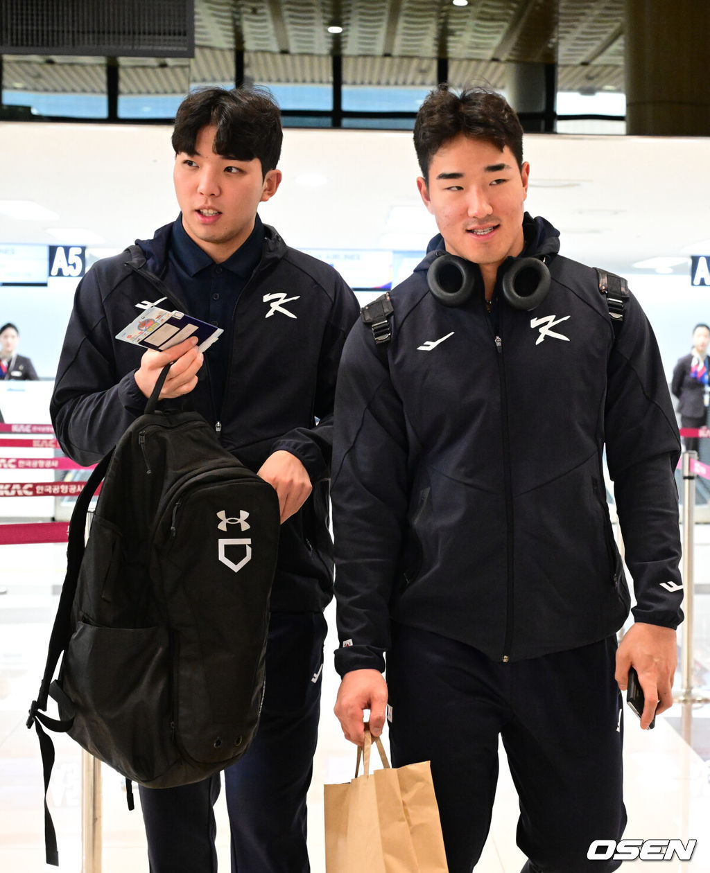 류지현 감독이 이끄는 대한민국 야구 대표팀이 12일 김포국제공항을 통해 일본 도쿄로 출국했다.대표팀은 오는 15~16일 양일에 걸쳐 도쿄돔에서 일본 대표팀과 평가전 2경기를 치른다.김영웅, 안현민이 출국장으로 향하고 있다. 2025.11.12 /cej@osen.co.kr