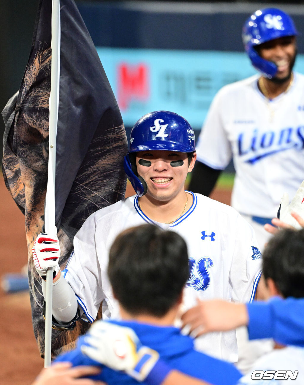 프로야구 삼성 라이온즈가 아직 플레이오프는 끝나지 않았다고 외쳤다. 김영웅의 미친 대활약에 힘입어 시리즈를 5차전으로 끌고 간다.삼성은 22일 대구 삼성 라이온즈파크에서 열린 '2025 신한 SOL뱅크 KBO리그' 포스트스진 플레이오프 4차전 한화 이글스와의 경기에서 7-4로 역전승을 거뒀다. 이로써 삼성은 시리즈 전적 2승2패를 만들며 승부를 5차전까지 끌고 갔다. 5차전은 오는 24일 대전 한화생명볼파크에서 열린다. 이날 김영웅이 동점 스리런 홈런과 역전 스리런 홈런을 연달아 뽑아내며 승리를 이끌었다. 김영웅은 이날 6타점을 더하면서 2017년 두산 오재일과 함께 단일 플레이오프 최다 타점(12타점) 타이를 이뤘다.7회말 1사 1,2루 삼성 김영웅이 역전 3점 홈런을 날린 뒤 더그아웃에서 축하를 받고 있다. 6회 동점 3점 홈런에 이은 멀티 홈런. 2025.10.22 /cej@osen.co.kr