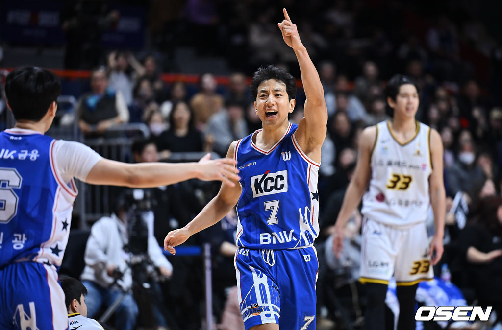 26일 부산 사직체육관에서 2025-2026 LG전자 프로농구 부산 KCC와 창원 LG의 경기가 열렸다.7연승을 달리고 있는 KCC가 부상 악재 속에서도 허훈을 앞세워 유기상·마레이·타마요가 버티는 챔피언 LG를 상대로 2전3기 끝 승리에 도전한다.부산 KCC 허훈이 연장전 마지막 LG 유기상의 터치 아웃에 공격권을 가져오며 환호하고 있다. 2025.12.26 / foto0307@osen.co.kr