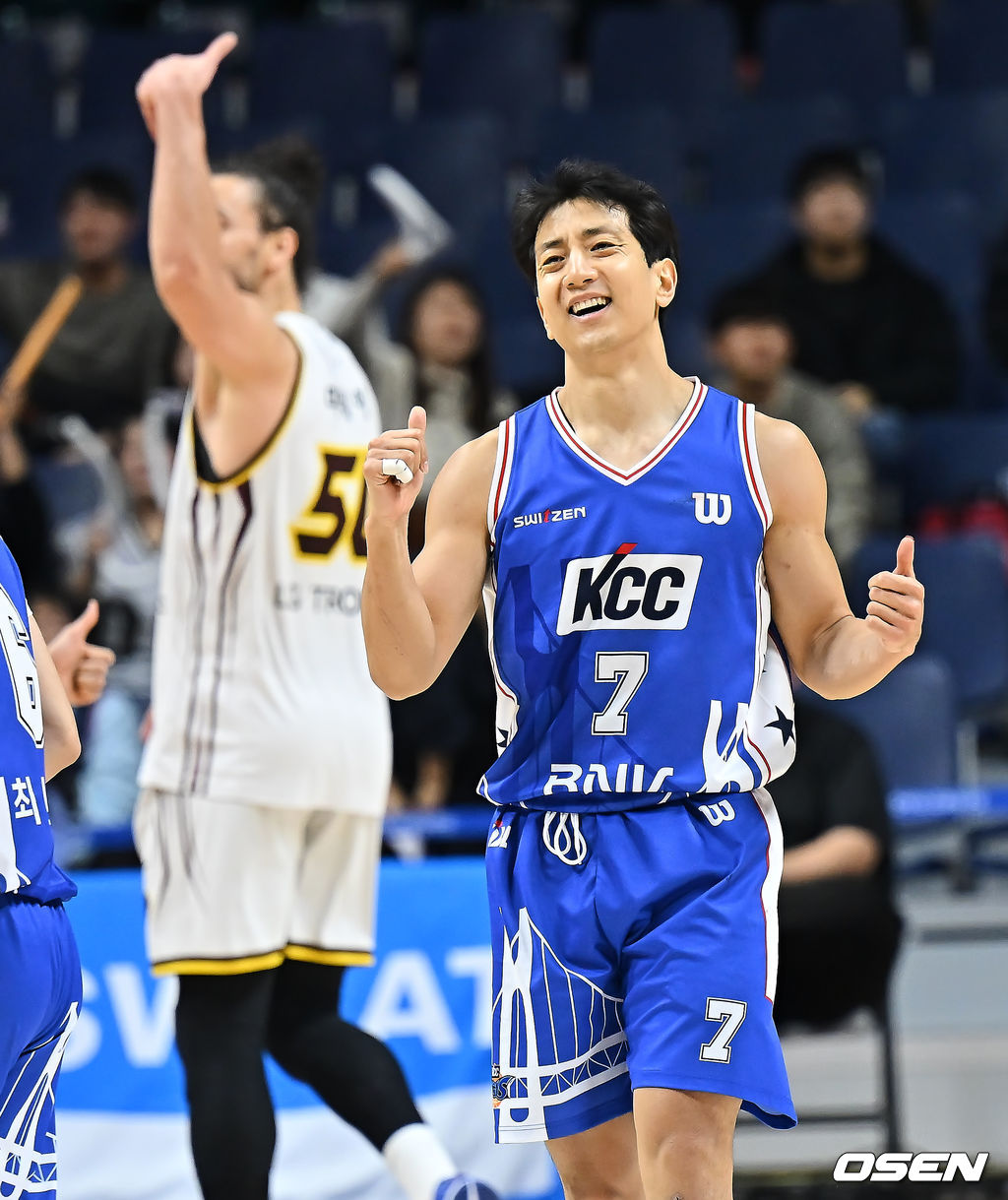 26일 부산 사직체육관에서 2025-2026 LG전자 프로농구 부산 KCC와 창원 LG의 경기가 열렸다.7연승을 달리고 있는 KCC가 부상 악재 속에서도 허훈을 앞세워 유기상·마레이·타마요가 버티는 챔피언 LG를 상대로 2전3기 끝 승리에 도전한다.부산 KCC 허훈이 드완 에르난데스에게 속공 패스한 후 골 성공에 기뻐하고 있다. 2025.12.26 / foto0307@osen.co.kr