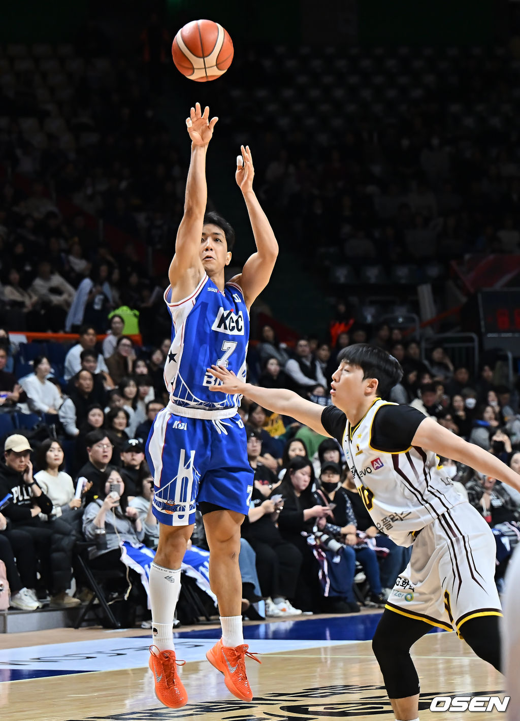 26일 부산 사직체육관에서 2025-2026 LG전자 프로농구 부산 KCC와 창원 LG의 경기가 열렸다.7연승을 달리고 있는 KCC가 부상 악재 속에서도 허훈을 앞세워 유기상·마레이·타마요가 버티는 챔피언 LG를 상대로 2전3기 끝 승리에 도전한다.부산 KCC 허훈이 창원 LG 윤원상의 마크를 피해 3점슛을 시도하고 있다. 2025.12.26 / foto0307@osen.co.kr