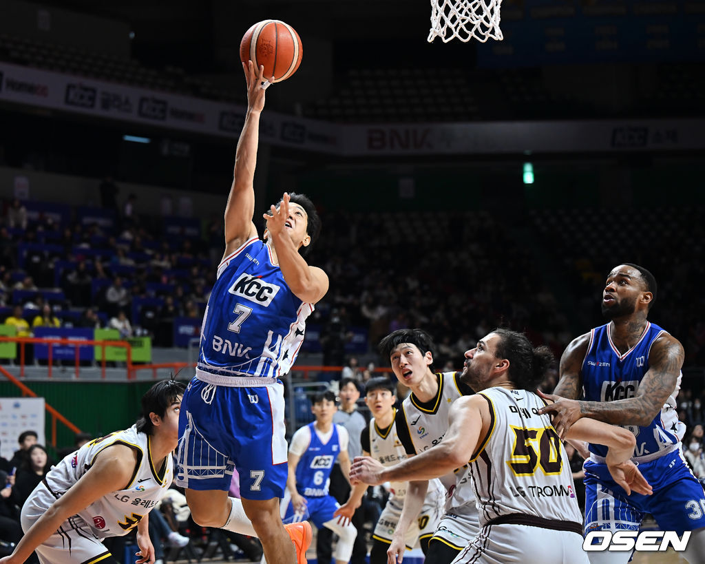 26일 부산 사직체육관에서 2025-2026 LG전자 프로농구 부산 KCC와 창원 LG의 경기가 열렸다.7연승을 달리고 있는 KCC가 부상 악재 속에서도 허훈을 앞세워 유기상·마레이·타마요가 버티는 챔피언 LG를 상대로 2전3기 끝 승리에 도전한다.부산 KCC 허훈이 두번째 연장 선취골을 성공시키고 있다. 2025.12.26 / foto0307@osen.co.kr