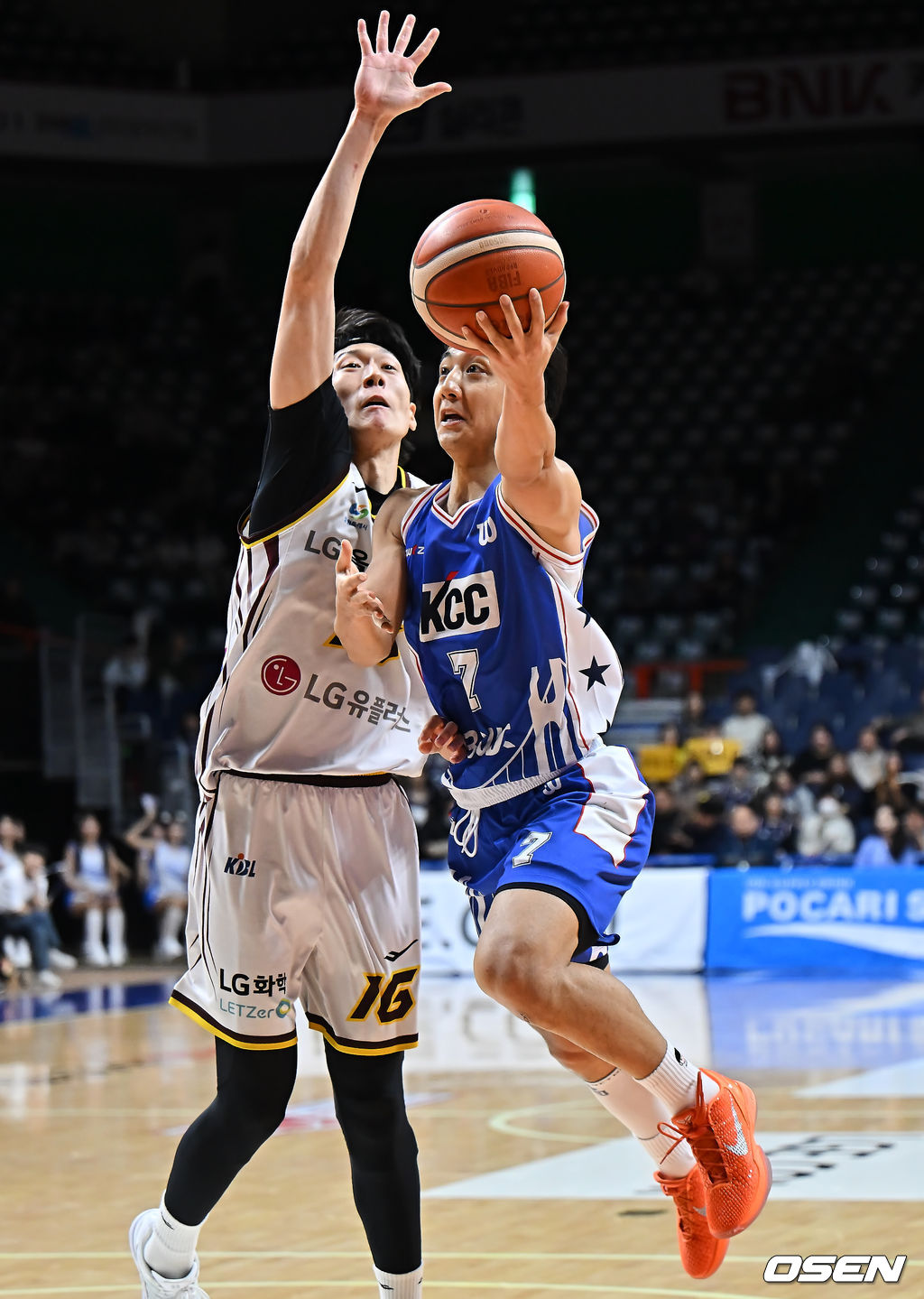 26일 부산 사직체육관에서 2025-2026 LG전자 프로농구 부산 KCC와 창원 LG의 경기가 열렸다.7연승을 달리고 있는 KCC가 부상 악재 속에서도 허훈을 앞세워 유기상·마레이·타마요가 버티는 챔피언 LG를 상대로 2전3기 끝 승리에 도전한다.부산 KCC 허훈이 창원 LG 정인덕의 마크를 피해 골밑슛을 시도하고 있다. 2025.12.26 / foto0307@osen.co.kr