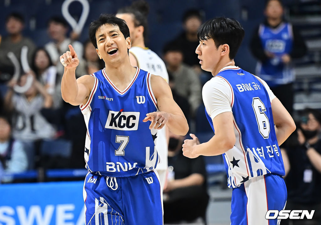 26일 부산 사직체육관에서 2025-2026 LG전자 프로농구 부산 KCC와 창원 LG의 경기가 열렸다.7연승을 달리고 있는 KCC가 부상 악재 속에서도 허훈을 앞세워 유기상·마레이·타마요가 버티는 챔피언 LG를 상대로 2전3기 끝 승리에 도전한다.부산 KCC 허훈이 드완 에르난데스에게 속공 패스한 후 골 성공에 기뻐하고 있다. 2025.12.26 / foto0307@osen.co.kr