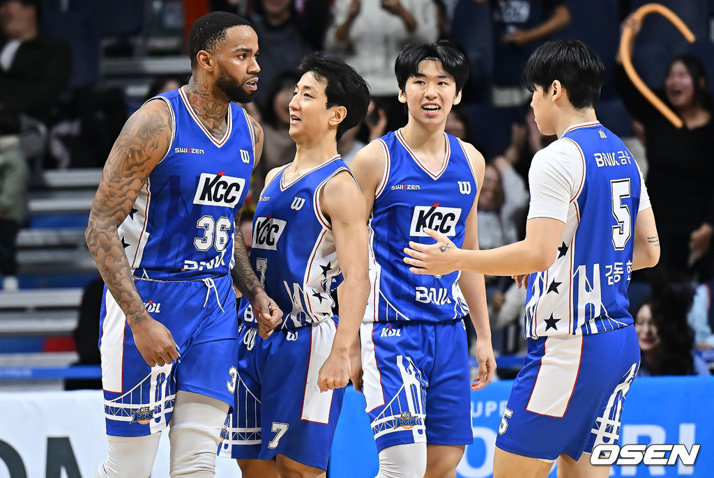 26일 부산 사직체육관에서 2025-2026 LG전자 프로농구 부산 KCC와 창원 LG의 경기가 열렸다.7연승을 달리고 있는 KCC가 부상 악재 속에서도 허훈을 앞세워 유기상·마레이·타마요가 버티는 챔피언 LG를 상대로 2전3기 끝 승리에 도전한다.부산 KCC 숀롱이 4쿼터 연장전에 돌입하게 만든 동점 3점슛을 성공시키고 세리머니를 하고 있다. 2025.12.26 / foto0307@osen.co.kr