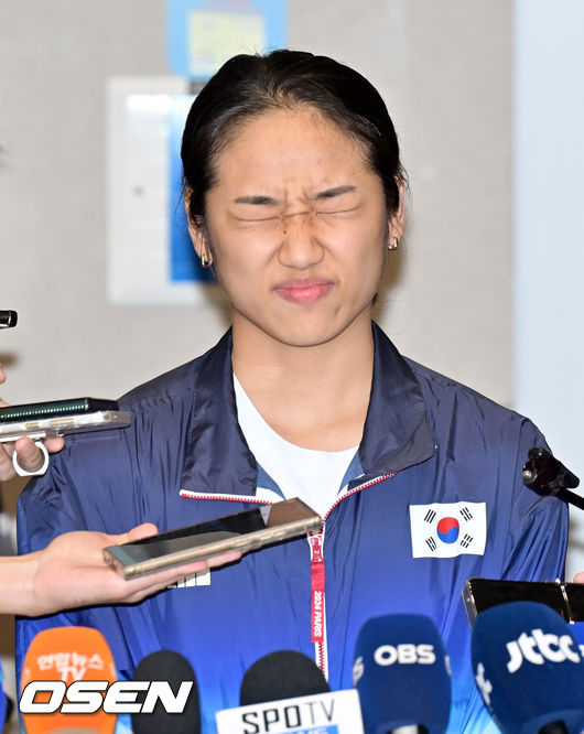 [OSEN=인천공항, 민경훈 기자] 2024 파리 올림픽 배드민턴 대표팀이 7일 오후 인천국제공항을 통해 귀국했다.세계랭킹 1위 안세영은 지난 5일(한국시간) 프랑스 파리 포르트 드 라 샤펠 경기장에서 열린 2024 파리 올림픽 배드민턴 여자 단식 결승전에서 세계랭킹 9위 허빙자오(중국)를 2-0(21-13, 21-16)으로 꺾고 우승을 차지하며 금메달을 목에 걸었다. 또한 김원호와 정나은은 배드민턴 혼합복식에서 은메달을 획득했다.한편, 안세영은 경기 후 대한배드민턴협회의 선수 부상관리, 선수 육성 및 훈련방식, 협회의 의사결정 체계, 대회출전 등에 대한 문제점을 지적하는 폭탄 발언으로 눈길을 끌었다. 안세영이 입국장을 통과한 후 인터뷰를 하며 얼굴을 찡그리고 있다. 2024.08.07 /rumi@osen.co.kr
