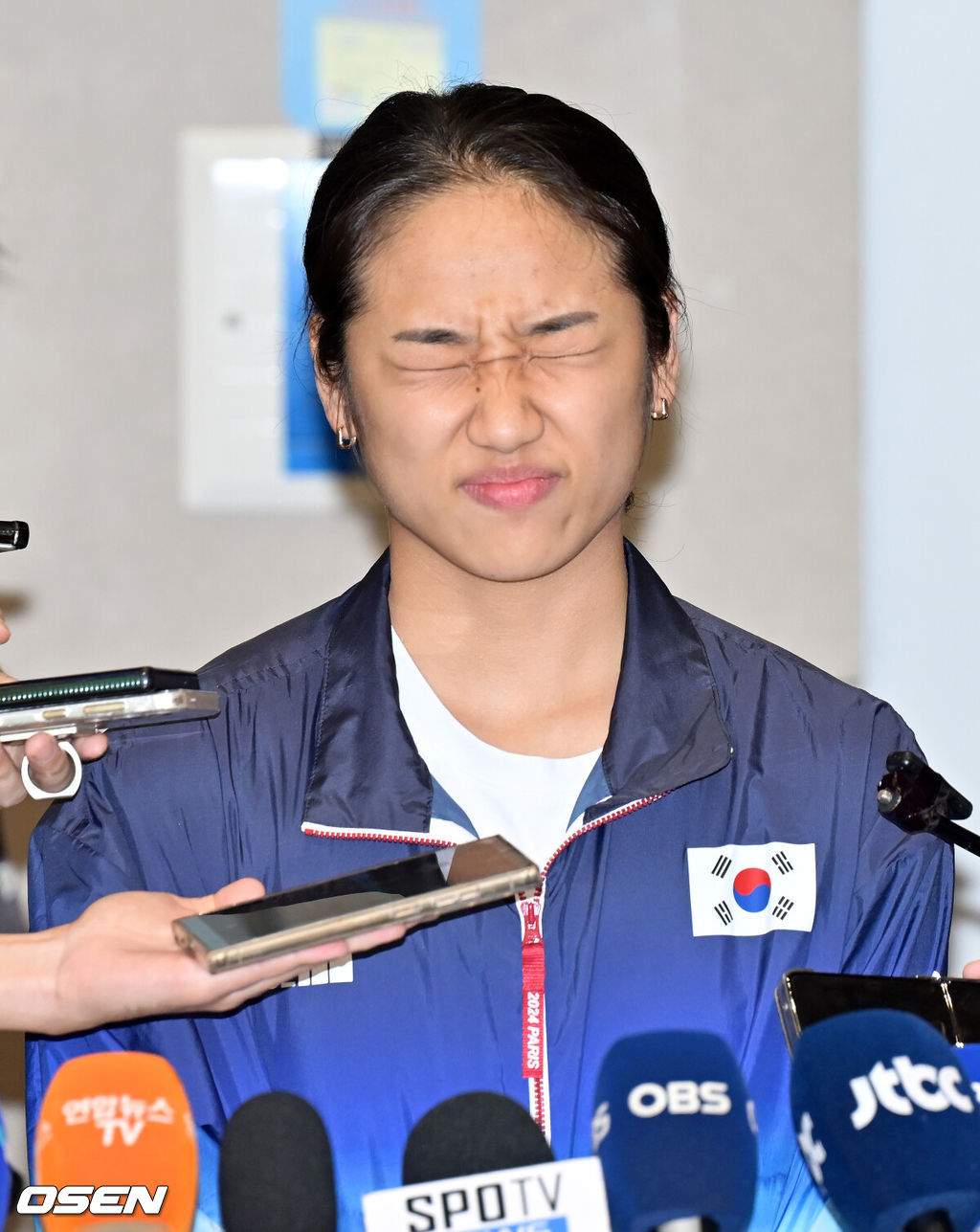 2024 파리 올림픽 배드민턴 대표팀이 7일 오후 인천국제공항을 통해 귀국했다.세계랭킹 1위 안세영은 지난 5일(한국시간) 프랑스 파리 포르트 드 라 샤펠 경기장에서 열린 2024 파리 올림픽 배드민턴 여자 단식 결승전에서 세계랭킹 9위 허빙자오(중국)를 2-0(21-13, 21-16)으로 꺾고 우승을 차지하며 금메달을 목에 걸었다. 또한 김원호와 정나은은 배드민턴 혼합복식에서 은메달을 획득했다.한편, 안세영은 경기 후 대한배드민턴협회의 선수 부상관리, 선수 육성 및 훈련방식, 협회의 의사결정 체계, 대회출전 등에 대한 문제점을 지적하는 폭탄 발언으로 눈길을 끌었다. 안세영이 입국장을 통과한 후 인터뷰를 하며 얼굴을 찡그리고 있다. 2024.08.07 /rumi@osen.co.kr