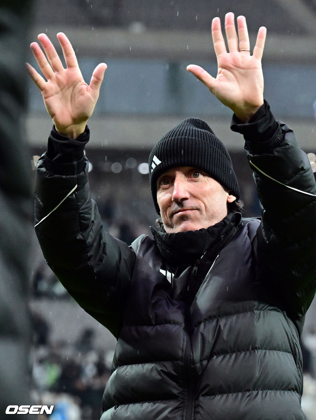 전북현대가 끝내 정상에 섰다. 연장전 혈투 끝에 광주FC를 2-1로 꺾고 2025 하나은행 코리아컵 우승을 차지했다. 120분 동안 퇴장·부상·논란 상황이 뒤섞인 결승전이었지만, 마지막에 웃은 팀은 전북이었다.전북현대는 6일 오후 1시 30분 서울월드컵경기장에서 열린 2025 하나은행 코리아컵 결승전에서 광주FC와 맞붙어 2-1로 승리했다.전북 타노스 코치가 서포터즈를 향해 인사하고 있다. 2025.12.06 /cej@osen.co.kr