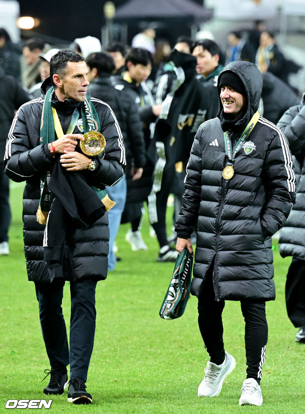 전북현대가 끝내 정상에 섰다. 연장전 혈투 끝에 광주FC를 2-1로 꺾고 2025 하나은행 코리아컵 우승을 차지했다. 120분 동안 퇴장·부상·논란 상황이 뒤섞인 결승전이었지만, 마지막에 웃은 팀은 전북이었다.전북현대는 6일 오후 1시 30분 서울월드컵경기장에서 열린 2025 하나은행 코리아컵 결승전에서 광주FC와 맞붙어 2-1로 승리했다.K리그1 우승에 이어 코리아컵 우승까지 더블을 이뤄낸 전북의 포옛 감독(왼쪽)이 타노스 코치와 기뻐하고 있다.  2025.12.06 /cej@osen.co.kr