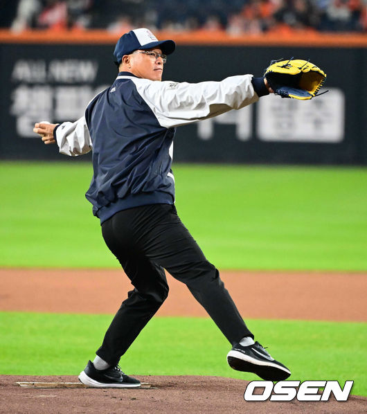 [OSEN=대전, 지형준 기자] 프로야구 한화 이글스가 극적인 역전승으로 반격에 성공했다.&nbsp;한화는 29일 대전 한화생명볼파크에서 열린 2025 신한 SOL뱅크 KBO 한국시리즈 3차전 LG 트윈스와의 경기에서 7-3 역전승을 거뒀다. 1차전과 2차전을 모두 내준 한화는 이날 승리로 시리즈 전적 1승 2패 추격을 시작했다.&nbsp;경기에 앞서 한화 1999년 우승 멤버 구대성이 시구를 하고 있다. 2025.10.29 /jpnews@osen.co.kr