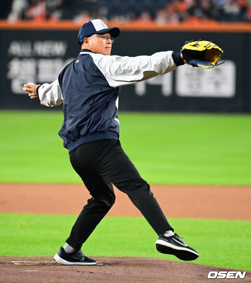 프로야구 한화 이글스가 극적인 역전승으로 반격에 성공했다. 한화는 29일 대전 한화생명볼파크에서 열린 2025 신한 SOL뱅크 KBO 한국시리즈 3차전 LG 트윈스와의 경기에서 7-3 역전승을 거뒀다. 1차전과 2차전을 모두 내준 한화는 이날 승리로 시리즈 전적 1승 2패 추격을 시작했다. 경기에 앞서 한화 1999년 우승 멤버 구대성이 시구를 하고 있다. 2025.10.29 /jpnews@osen.co.kr