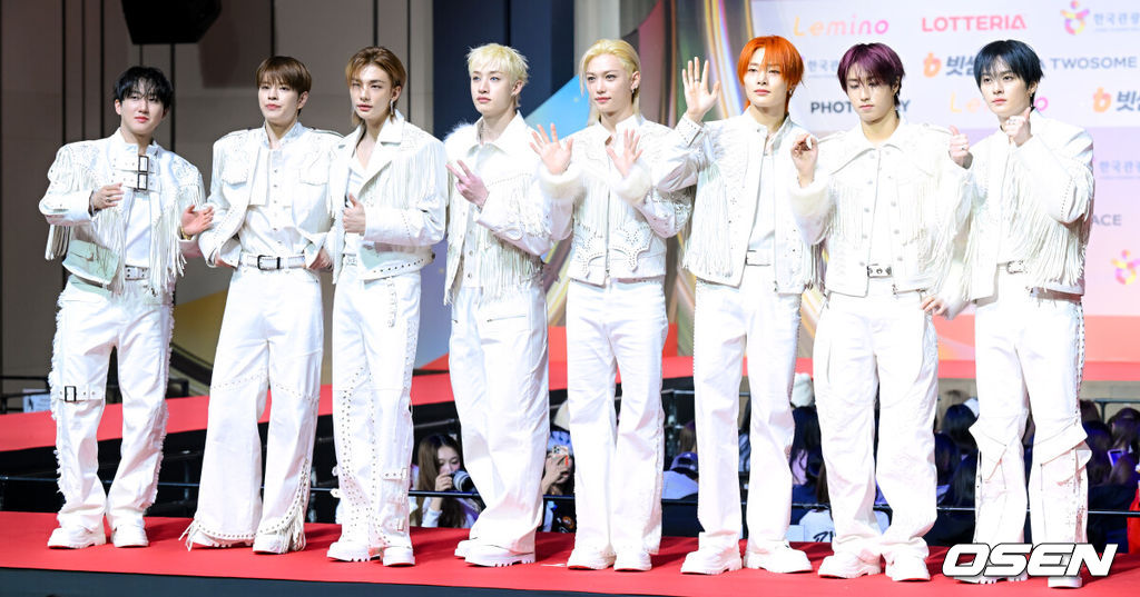 SBS 가요대전 레드카펫 행사가 25일 오후 인천광역시 중구 운서동 인스파이어 아레나에서 열렸다.이날 SBS를 통해 생방송되는 '가요대전'에서는 엔하이픈, 에이티즈, 투어스, 투모로우바이투게더, 앤팀, 보이넥스트도어, 코르티스, 넥스지, 킥플립, 동방신기 유노윤호, 스트레이 키즈, 제로베이스원, 라이즈, 엔시티 태용, 엔시티 드림, 엔시티 위시, 에스파, 아이브, 르세라핌, 있지, 엔믹스, 아일릿, 하츠투하츠, 키키, 미야오, 이즈나, 베이비몬스터, 베이비돈크라이, 올데이 프로젝트, 트레저, 더보이즈, 아이딧, 에이엠피, 아홉 등이 무대를 꾸민다.스트레이키즈가 포즈를 취하고 있다. 2025.12.25 /cej@osen.co.kr