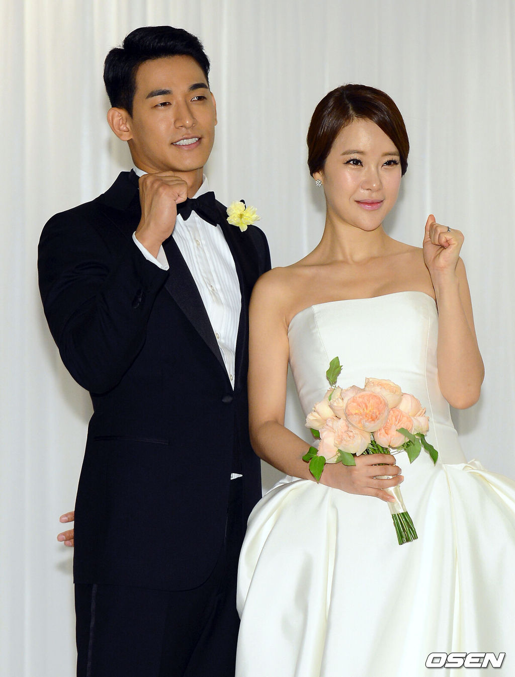 연상연하 커플 가수 백지영과 배우 정석원이 2일 오후 서울 광진구 W워커힐에서 백년가약을 맺는다. 백지영과 정석원이 포토타임을 갖고 있다.결혼식 주례는 백지영이 지난 2011년 MBC '일밤-나는 가수다'에 출연했을 당시, 프로그램의 연출을 맡았던 김영희 PD가 맡는다.이날 결혼식은 1부와 2부로 나뉘어 진행된다. 1부 사회는 배우 김성수가 보며 축가는 성시경과 리쌍이 부른다. 또한 2부 사회는 가수 김창렬, 축가는 문명진과 김범수가 맡았다.한편 9살 나이차의 백지영과 정석원은 지난 2011년 1월 열애를 공식 인정했다. 이들은 2년여 교제 기간을 가진 후 지난 4월, 결혼을 공식 발표했다. 현재 백지영은 임신 3개월째다. 임신 중인 백지영과 영화 촬영 일정이 있는 정석원은 신혼 여행을 출산 이후로 미뤘다. /ouxou@osen.co.kr