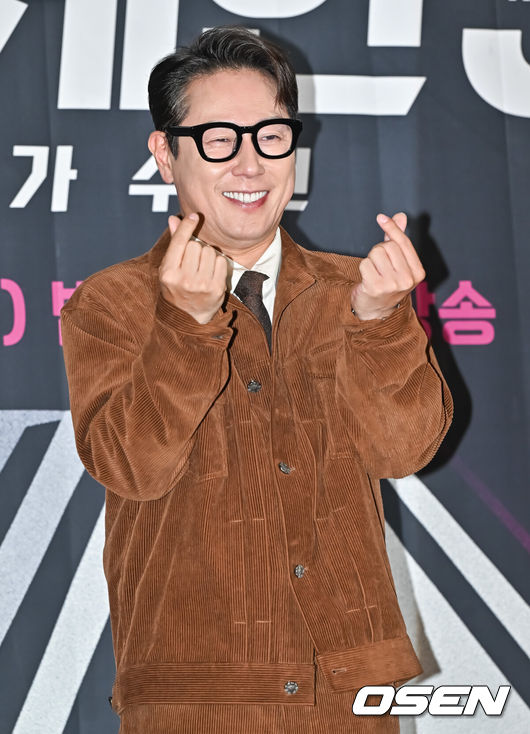 [OSEN=박준형 기자] 26일 오전 서울 상암동 중소기업DMC타워에서 JTBC 새 예능프로그램 '싱어게인 시즌3-무명가수전'(이하 '싱어게인3) 제작발표회가 진행됐다.가수 윤종신이 포즈를 취하고 있다. &nbsp;2023.10.26  / soul1014@osen.co.kr