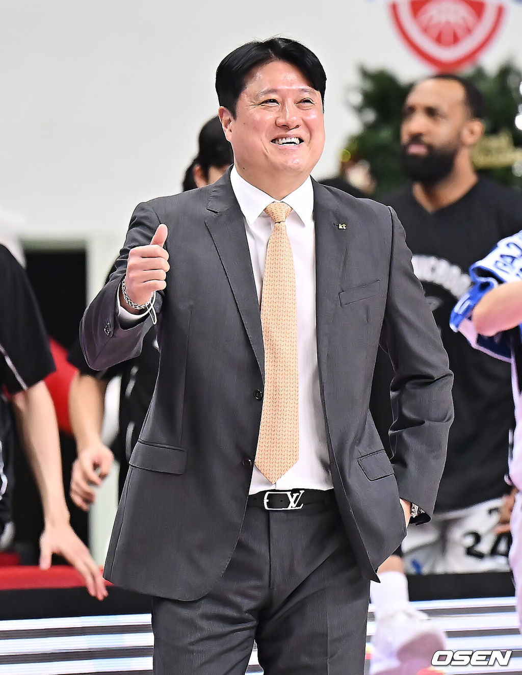 27일 울산 동천체육관에서 2025-2026 LG전자 프로농구 울산 현대모비스와 수원 KT의 경기가 열렸다.  울산 현대모비스는 순위 상승을 위한 결정적 전환점을 모색하고 있고, 3연패에 빠진 수원 KT 역시 반등이 절실한 상황에서 두 팀이 맞대결한다.수원 KT 문경은 감독이 힉스를 보며 엄지척을 하고 있다. 2025.12.27 / foto0307@osen.co.kr