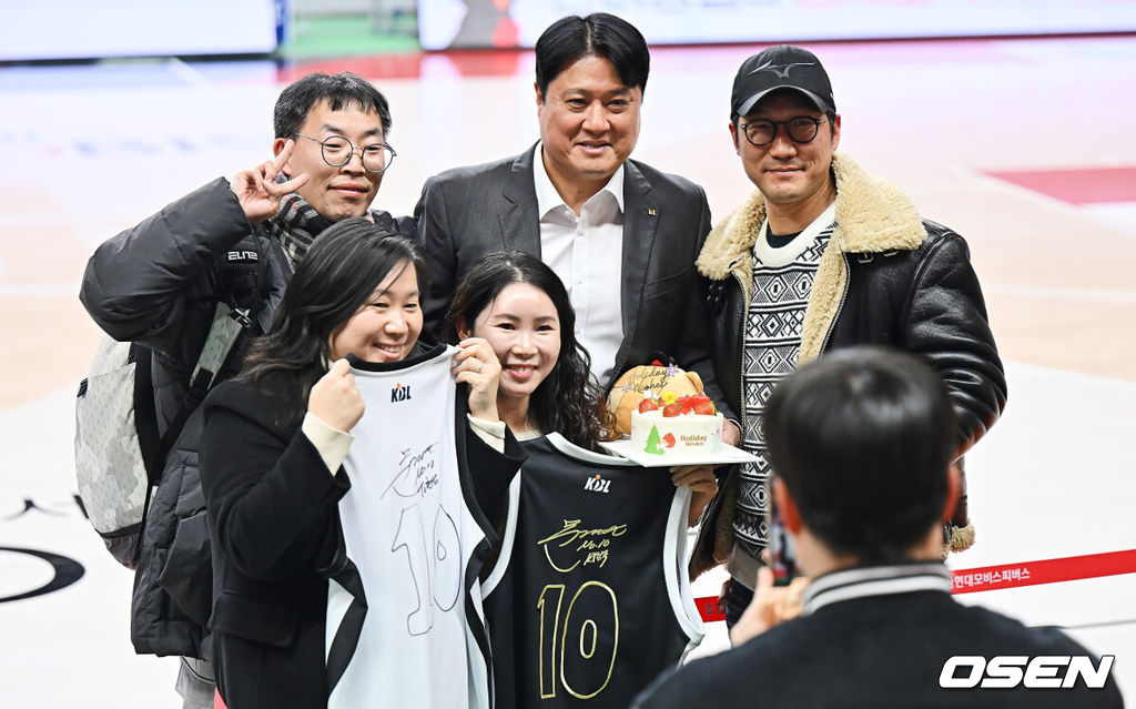 27일 울산 동천체육관에서 2025-2026 LG전자 프로농구 울산 현대모비스와 수원 KT의 경기가 열렸다.  수원 KT가 78-75로 울산 현대모비스를 누르고 3연패에서 탈출했다.수원 KT 문경은 감독이 역대 7번째 300승을 기록한 후 축하 케이크를 선물한 팬들과 기념촬영을 하고 있다. 2025.12.27 / foto0307@osen.co.kr