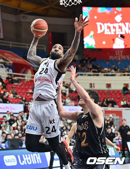 [OSEN=울산, 이석우 기자] 27일 울산 동천체육관에서 2025-2026 LG전자 프로농구 울산 현대모비스와 수원 KT의 경기가 열렸다.  울산 현대모비스는 순위 상승을 위한 결정적 전환점을 모색하고 있고, 3연패에 빠진 수원 KT 역시 반등이 절실한 상황에서 두 팀이 맞대결한다.수원 KT 데릭 윌리엄스가 울산 현대모비스 함지훈의 마크를 피해 덩크슛을 시도하고 있다. 2025.12.27 / foto0307@osen.co.kr