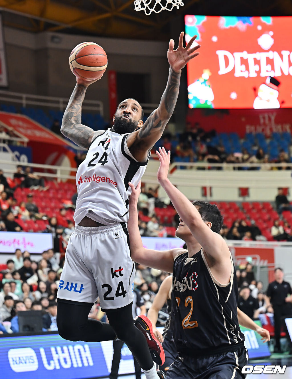 27일 울산 동천체육관에서 2025-2026 LG전자 프로농구 울산 현대모비스와 수원 KT의 경기가 열렸다.  울산 현대모비스는 순위 상승을 위한 결정적 전환점을 모색하고 있고, 3연패에 빠진 수원 KT 역시 반등이 절실한 상황에서 두 팀이 맞대결한다.수원 KT 데릭 윌리엄스가 울산 현대모비스 함지훈의 마크를 피해 덩크슛을 시도하고 있다. 2025.12.27 / foto0307@osen.co.kr